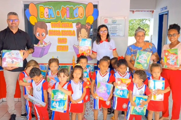 Prefeitura distribui livros para o ano letivo de 2024 em Buritirana
