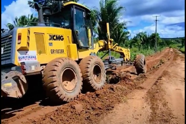 Estrada de acesso ao povoado Lagoa Comprida recebe manutenção em Buritirana
