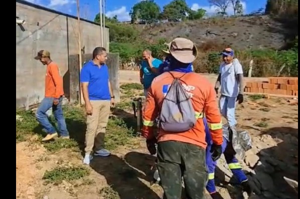 Prefeito Tony Brandão acompanha início de  construção de praça na sede de Buritirana
